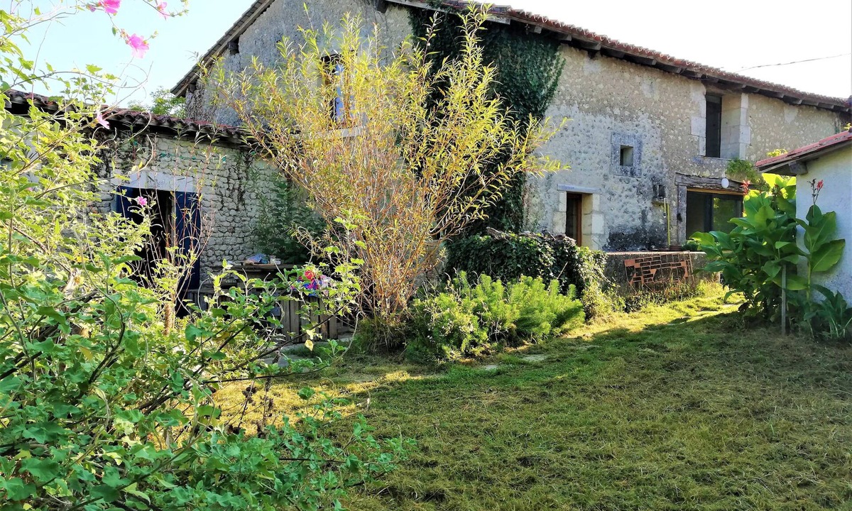 Bouteilles-Saint-Sebastien Cottage | Peaceful house with gîte, permaculture garden, artist's studio to visit