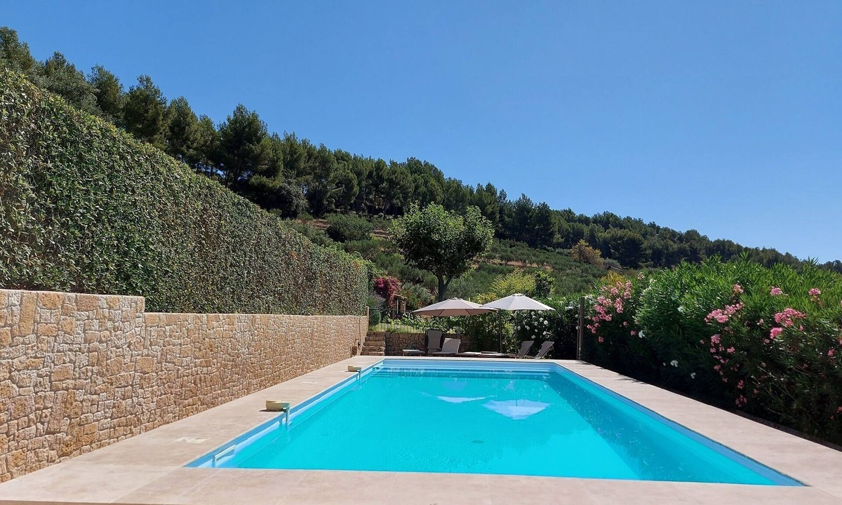 Sanary-sur-Mer House | Pretty farmhouse surrounded by vineyards and olive trees will