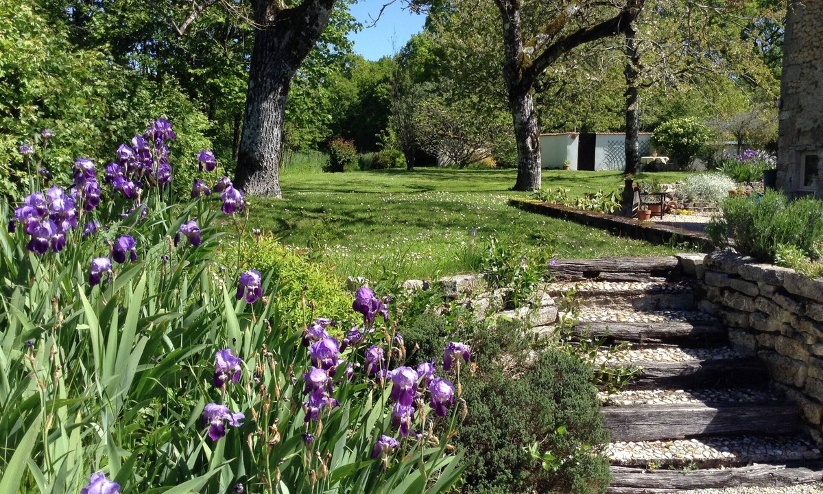 Leguillac-de-Cercles Cottage | Pretty Stone Cottage with pool in Perigord Vert near Brantôme