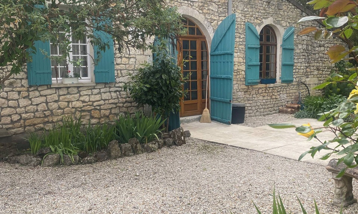 Nieul le Virouil House | Private family retreat, 30 mins from beach. Bordeaux and Cognac 45 mins. Pool.