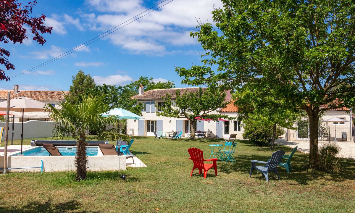 Balanzac Cottage | Quiet gite with pool between Saintes and Royan