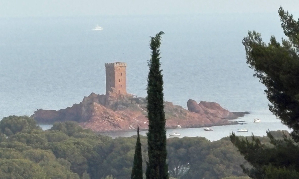 Le Dramont Villa | Quiet house with terrace, magnificent sea view, facing Golden Island