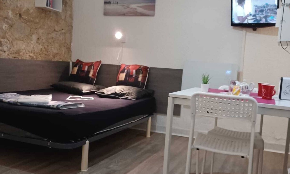 Hotel de Ville - Quinconces Apartment | RARE HEART OF BORDEAUX. Stone studio and patio, Tourny-Quinconces