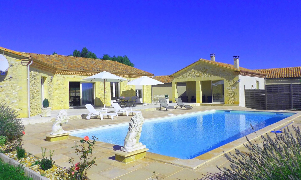 La Douze House | Recent contemporary house in the countryside with swimming pool .