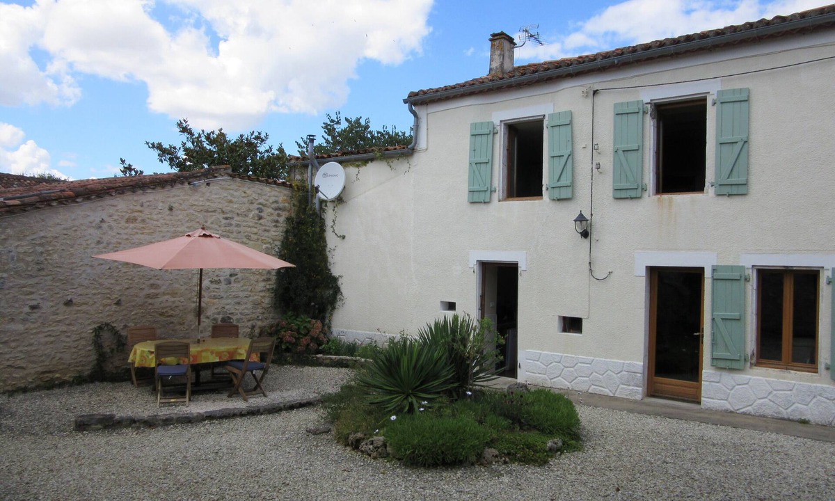 Coulgens Cottage | Rural Gite with private courtyard garden, Coulgens/St Angeau - sleeps 4 + baby