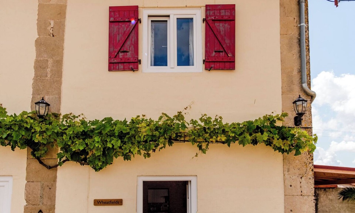 Villeneuve-la-Comtesse Cottage | Sans Souci Gites - Wheatfields - 4 Stars
