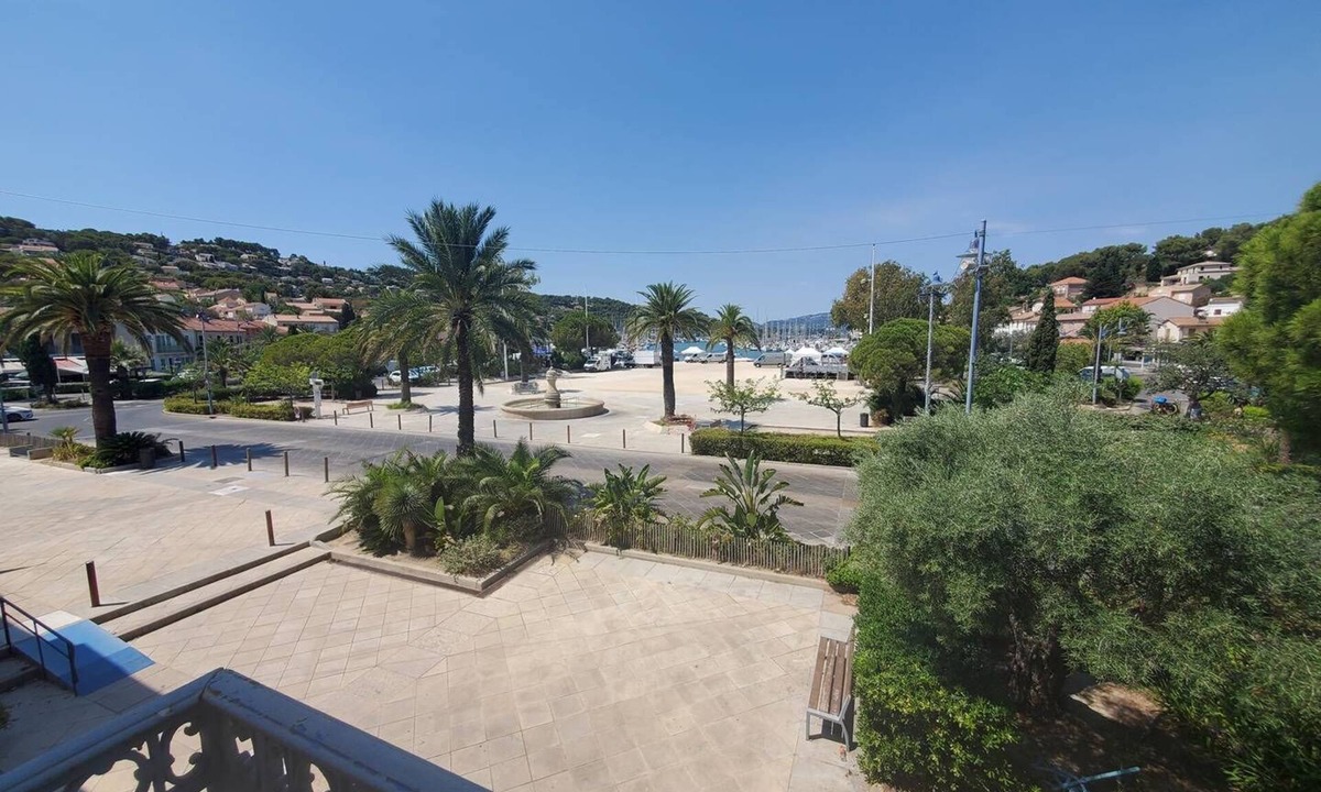 Saint-Mandrier-sur-Mer Apartment | Sea view, 3 bedrooms, internet, air conditioning and private parking