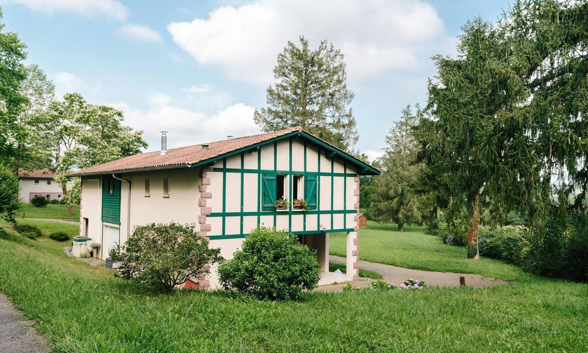 Saint-Jean-le-Vieux Apartment | See Promotion 2024! Domaine du Lac d'Harrieta: Your vacation in the Basque Country.