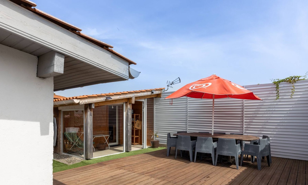 Tarnos Apartment | Small studio on property in Tarnos, with swimming pool, Wi-Fi & garden