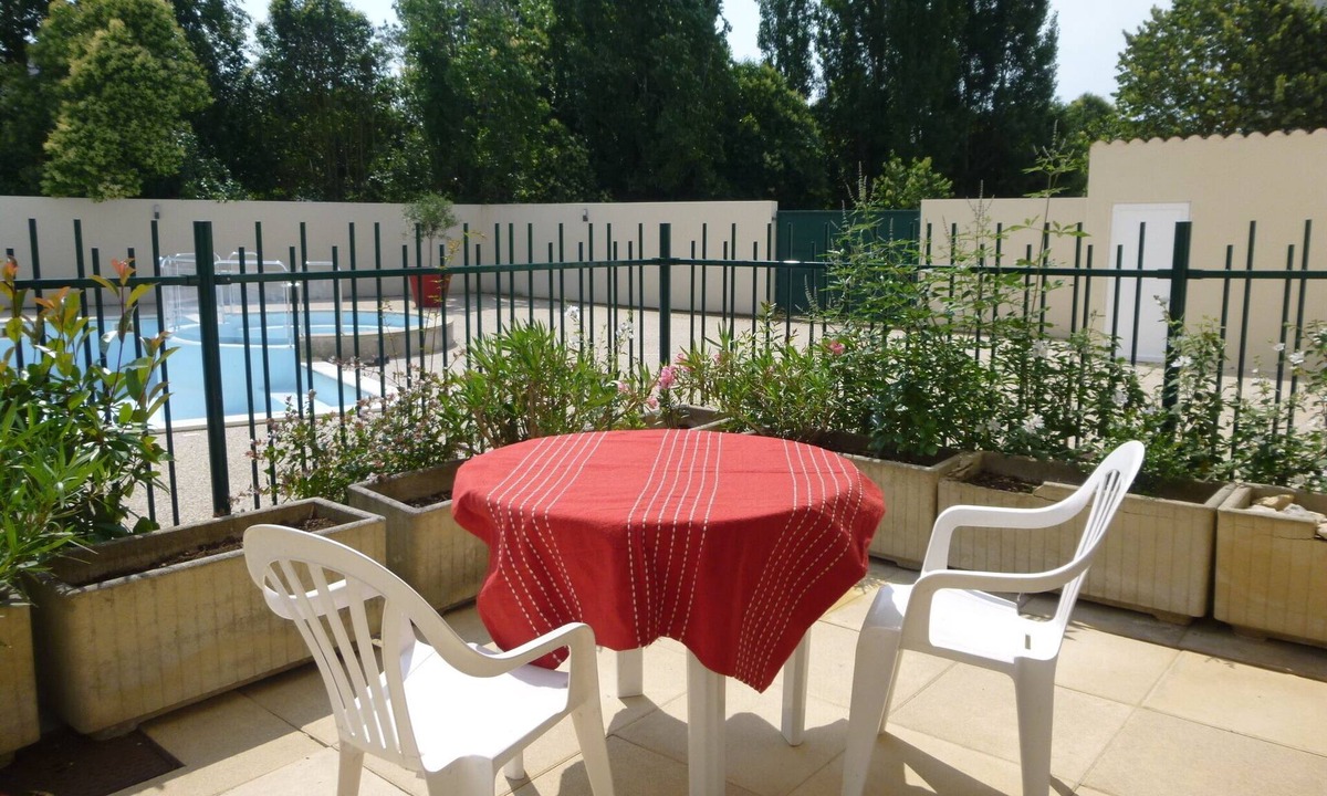 La Rochelle Apartment | South terrace apartment with pool view of the residence, parking, proximity to the sea