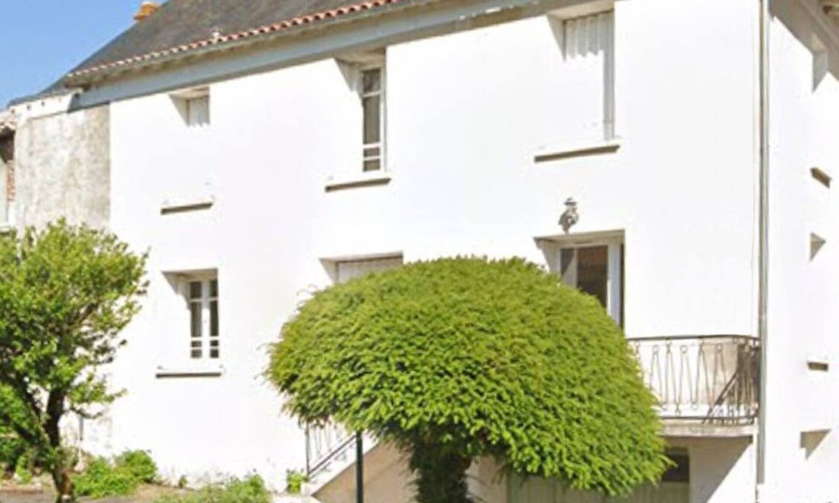 Chateau-Garnier House | Spacious 3-Bed House in Chateau Garnier