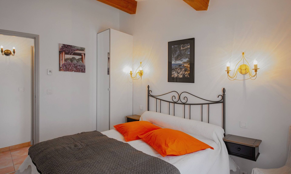 Bormes-Les-Mimosas Apartment | SPACIOUS 3 ROOMS APT IN LARGE GARDEN HOUSE, WIFFI, CLASS 3 *, 1km from the beach