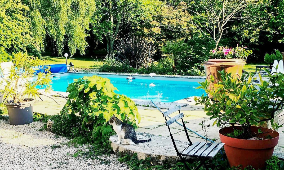 Prailles House | Spacious and authentic stone house with pool and whirlpool in a quiet location.
