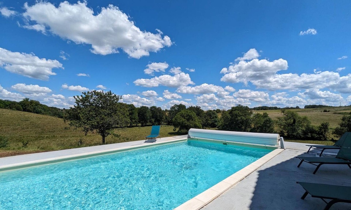 Montbron Cottage | Spacious house with private pool, air conditioning, Wi-Fi, pets allowed and parking