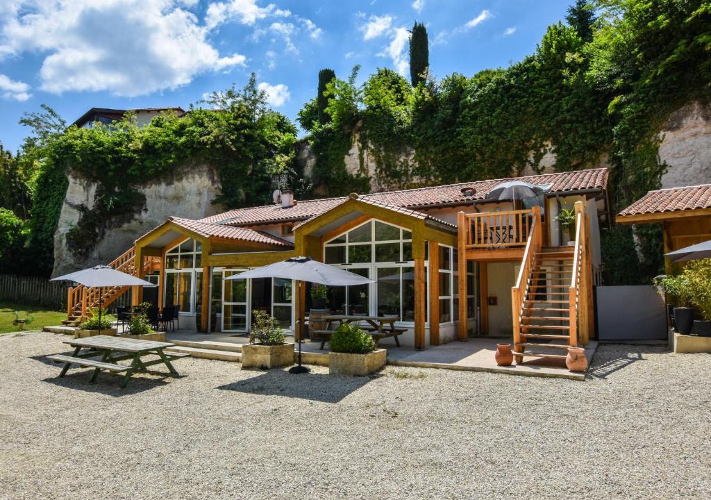 Aubeterre-sur-Dronne Villa | Spacious villa in Aubeterre-sur-Dronne with Private Garden
