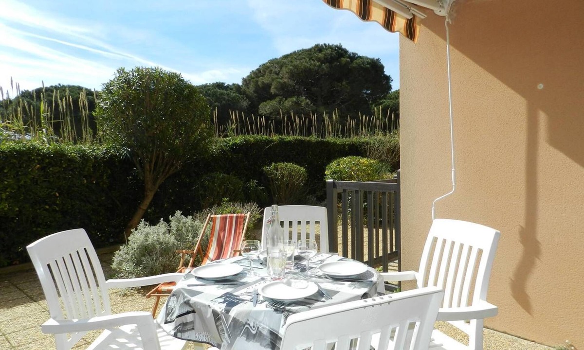 La Faviere Apartment | Studio apartment sleeping area sleeps 4 BORMES LES MIMOSAS
