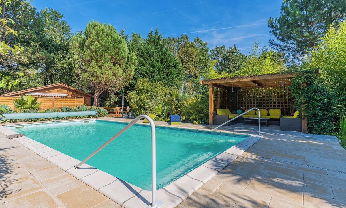 Saumos Apartment | Studio Apartment 'La Maisonnette En Bois' with Private Terrace and Private Garden