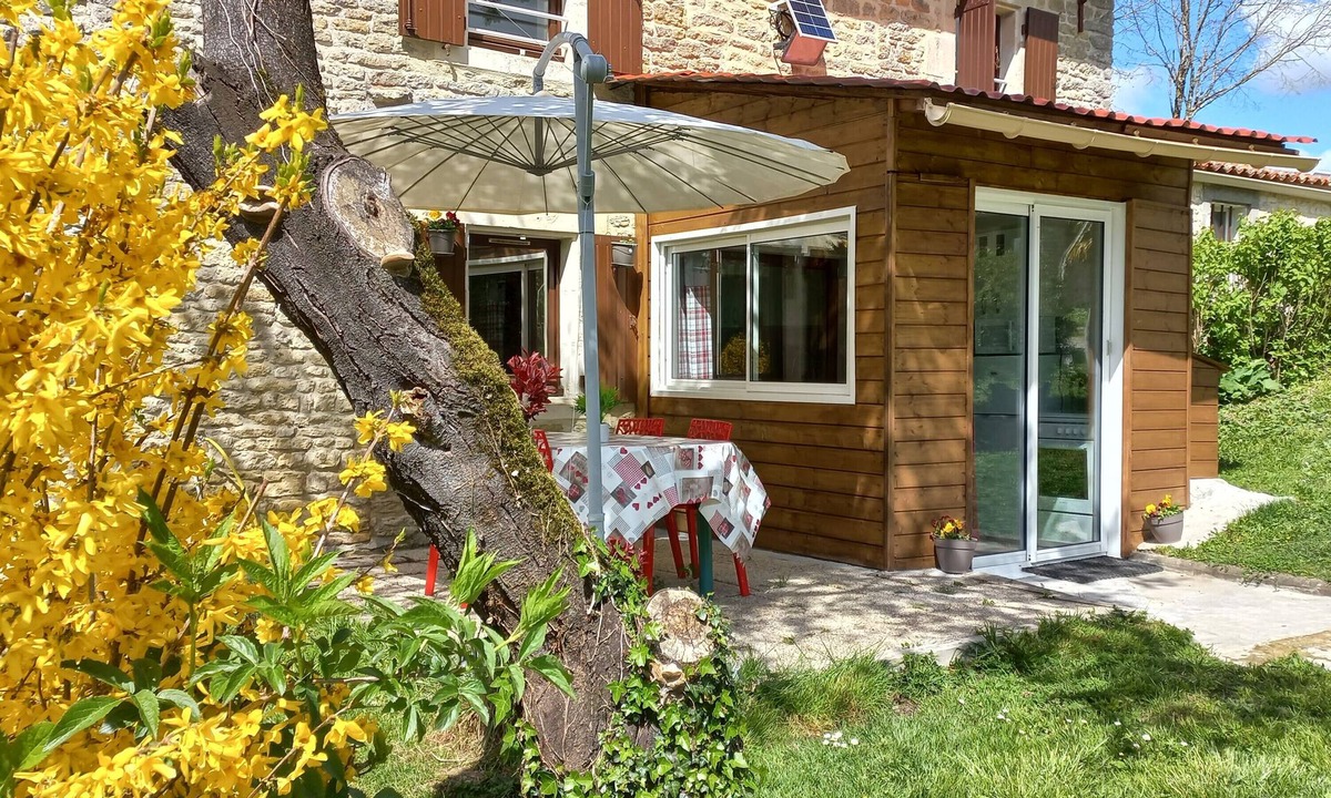 Genouille Apartment | Studio 'Corail' with Private Terrace, Shared Garden and Wi-Fi