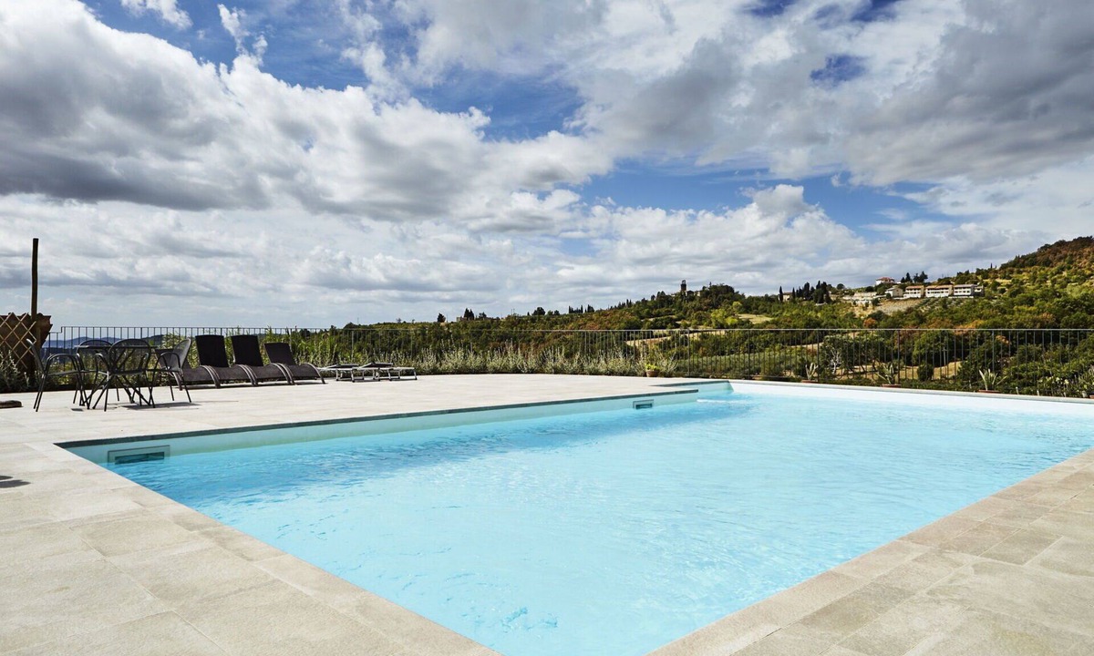 Capolona Villa | Stunning private villa for 18 people with WIFI, private pool, TV and pets allowed, close to Arezzo