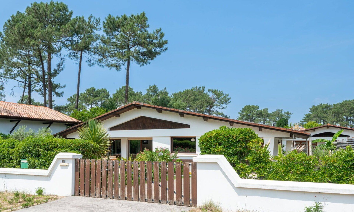 Mimizan House | Stunning private villa for 6 guests with WIFI, TV, terrace and pets allowed