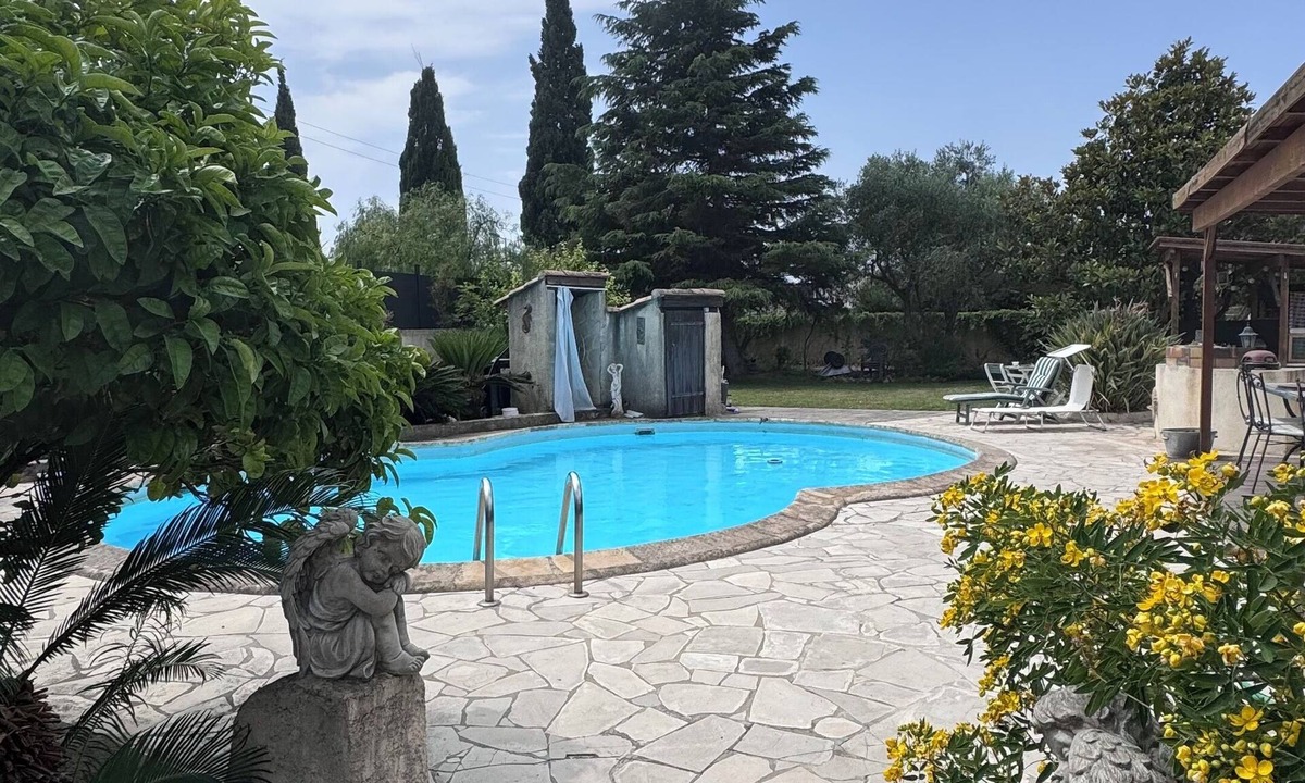 La Farlede RV Rental | Swimming pool on private land in Provence