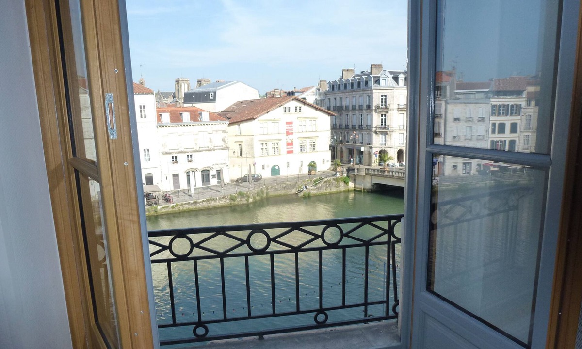 Bayonne Apartment | T1 bis, view Nive, heart of city, ideal for couple/small family, everything on foot!