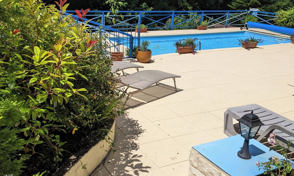 Couze-et-Saint-Front Apartment | Tasteful spacious 1 bedroom apartment with PRIVATE POOL, balcony and patios