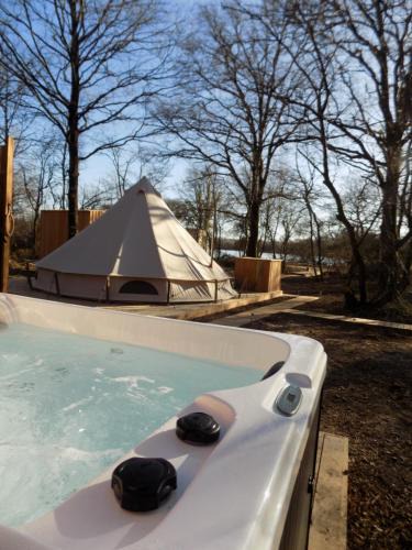 Salles-en-Toulon Other | Tente avec jacuzzi vue lac 1