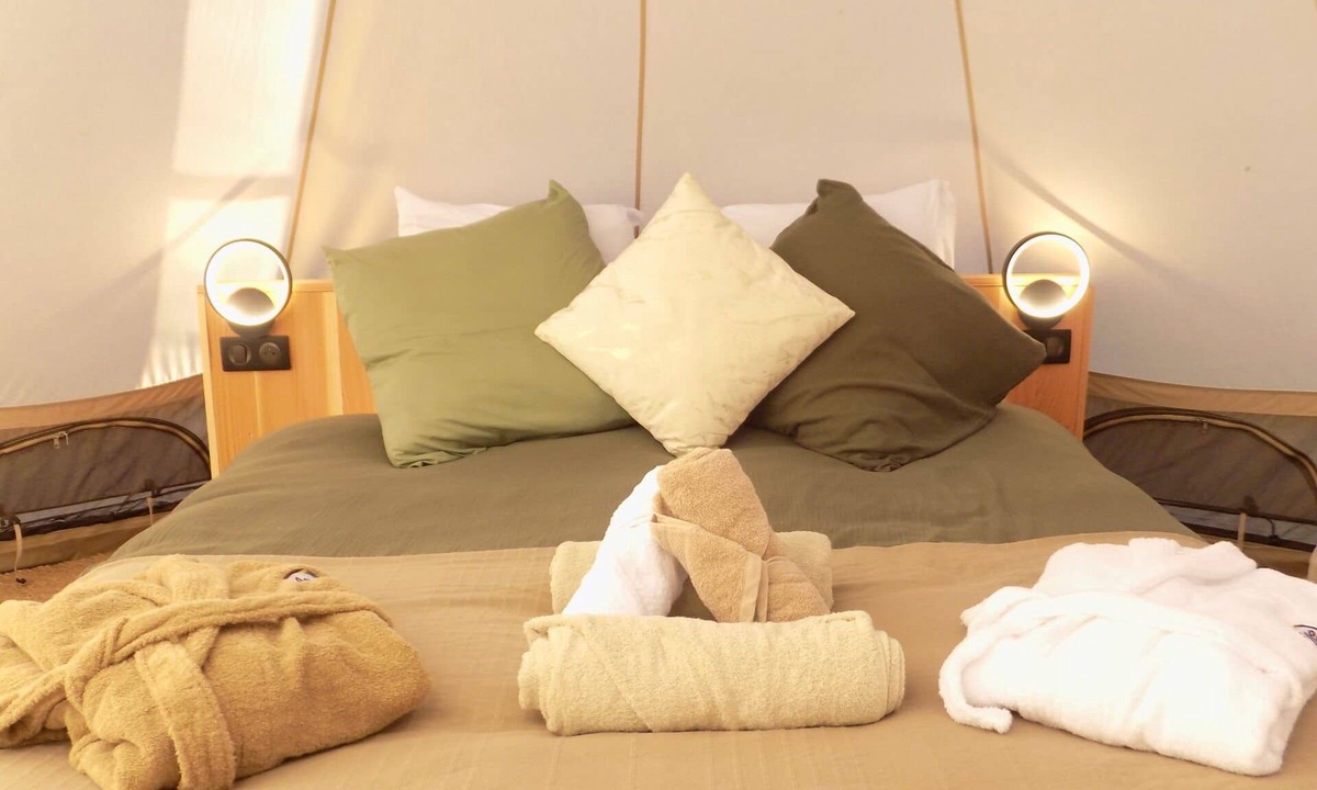 Le Vigeant Cottage | Tente luxe Etang vue Jacuzzi privatif Copa cabanes 3