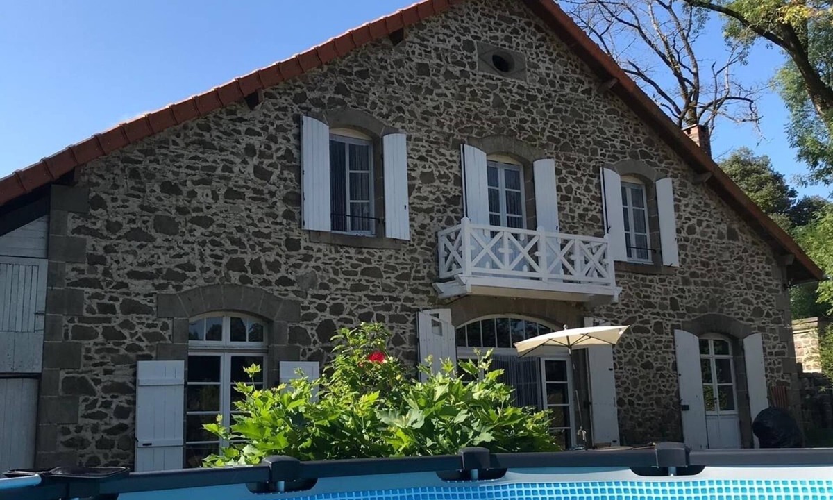 Saint-Maurice-des-Lions House | The Coachhouse at Lesterie avec piscine et jardins privés