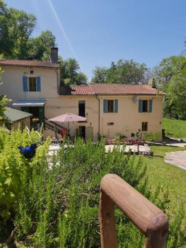 Saint-Aulaye-Puymangou Apartment | The Walnut tree.