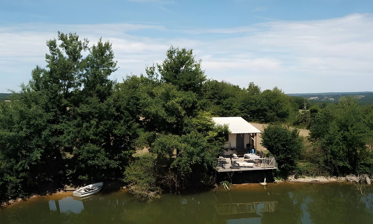 Champsac House | Tiny Home 'Bord De L'étang - Iri' with Lake View, Shared Pool and Private Terrace