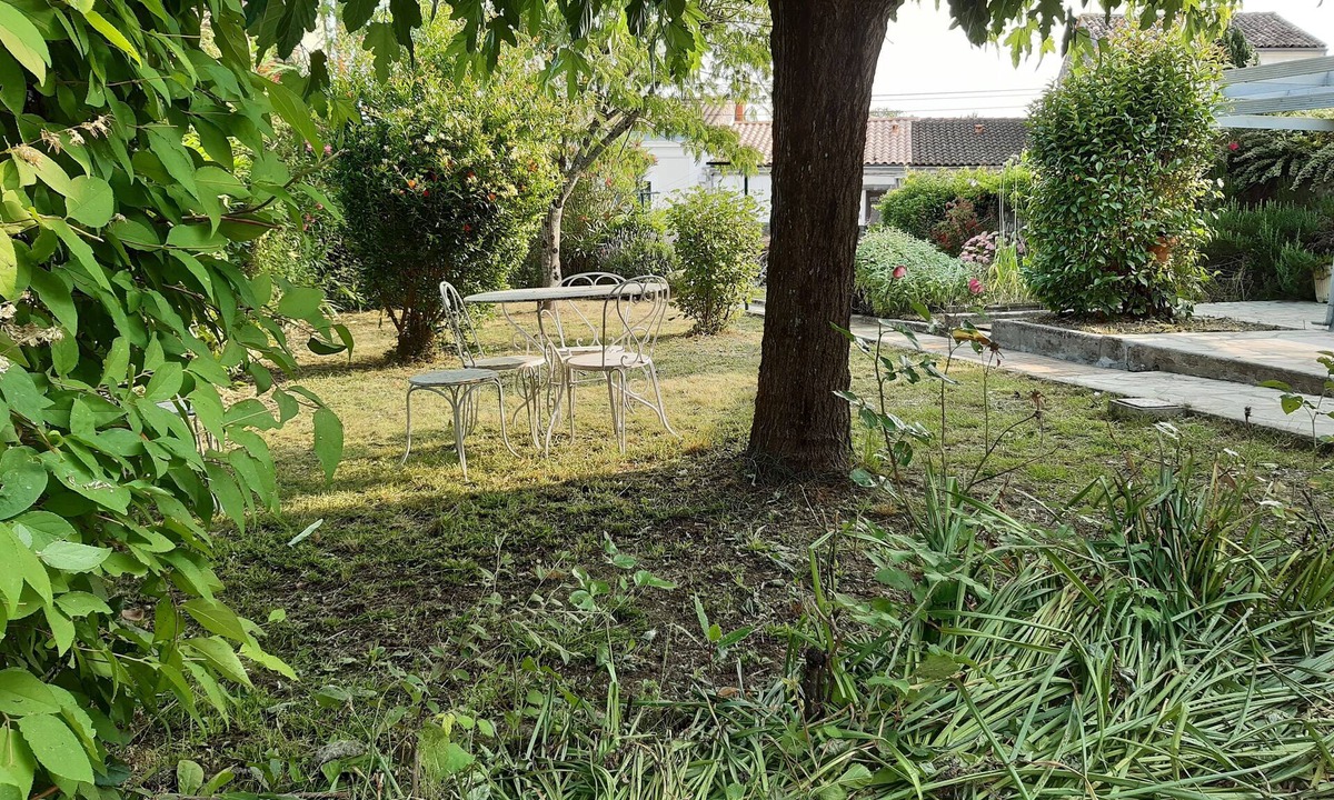 Saintes Villa | Town house with garden, near abbaye aux dames, sleeps 4