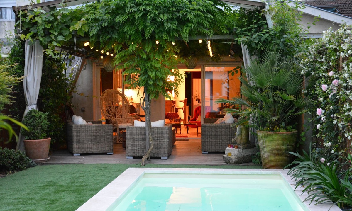 Talence House | Townhouse with pool and garden