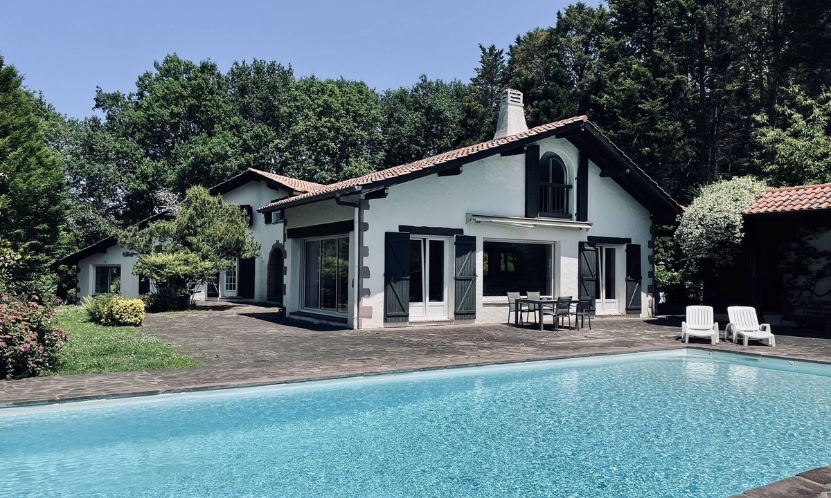 Ascain Villa | Très Belle Villa Basque Avec Piscine, Fronton et vue sur la Rhune