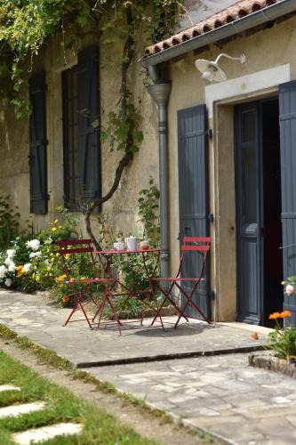Brux Bed & Breakfast | Un jardin et trois maisons