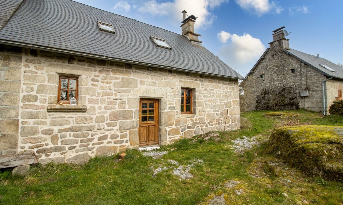 Chaumeil House | Vacation Home 'La Maison de François' with Shared Terrace