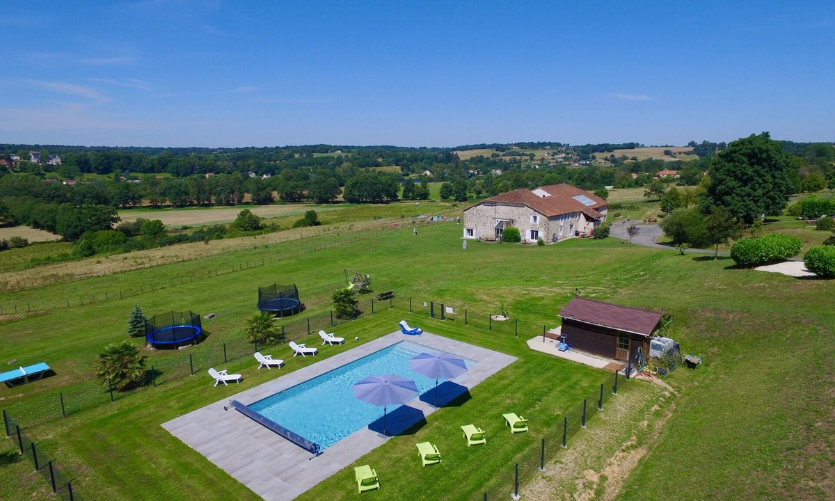 Availles-Limouzine Cottage | VéloGîtes - Entire building, the perfect place for family get-togethers?