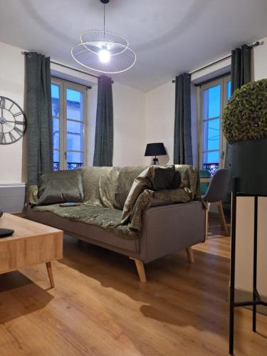 Saintes Apartment | Victor Hugo - Hyper centre 2 chambres