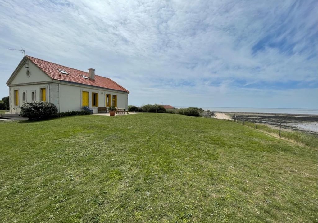 Port-des-Barques House | Villa de charme face à l'océan, sur une Ile avec accés direct plage