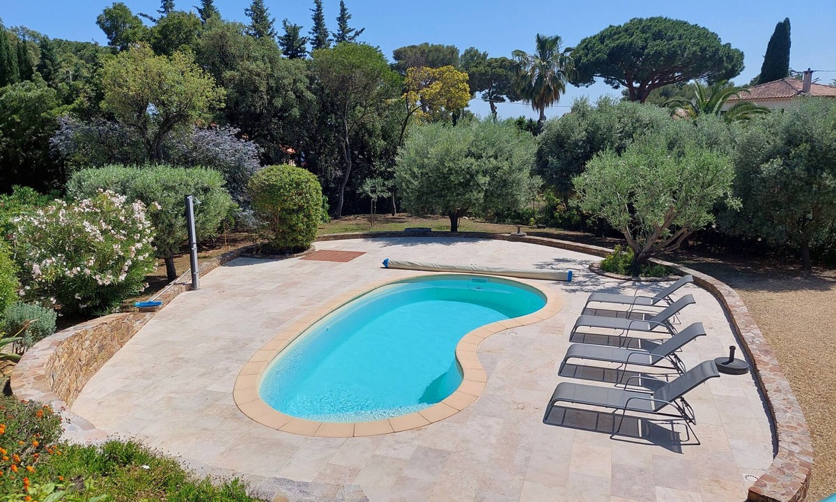 Plage de la Garonnette Villa | Villa with pool, sandy beach 300 m away, Gulf of Saint-Tropez, Sainte-Maxime