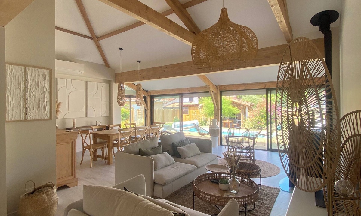 Leon House | Villa with swimming pool, close to the lake/ocean and walking distance to the village