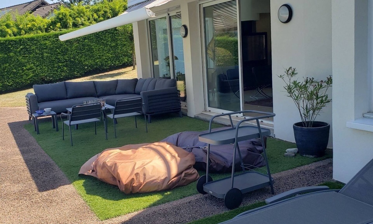 Merignac House | With its feet in the water, this superb contemporary villa