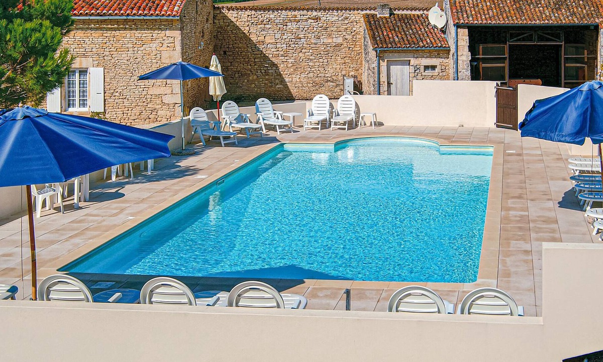 Swimming | Saint-Hilaire-de-Villefranche
