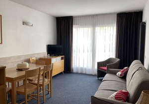 150m from ski slopes, 1st floor, view ski slopes, fitness, swimming pool, sauna, tv, ski locker