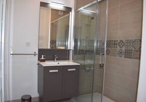 5-person apartment facing the Nouvelles Terres savannah with swimming pool.