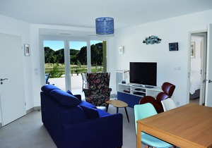 5-person apartment facing the Nouvelles Terres savannah with swimming pool.