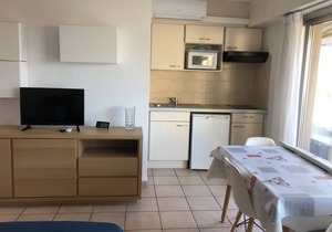A/C Studio near beach, shops & station with WiFi, optional parking