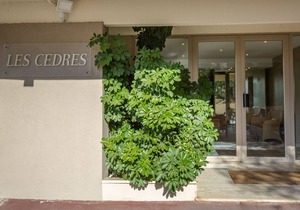 A/C Studio near beach, shops & station with WiFi, optional parking