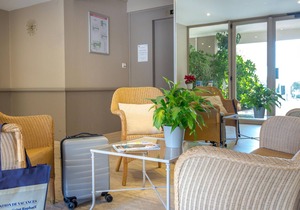 A/C Studio near beach, shops & station with WiFi, optional parking